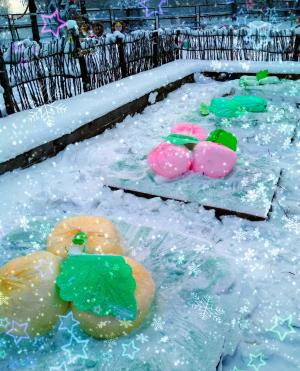В Минусинске территорию детских садов украсили огромные добрые собаки, елочки с ледяными игрушками,  и даже  снежные  овощи на снежных огородах